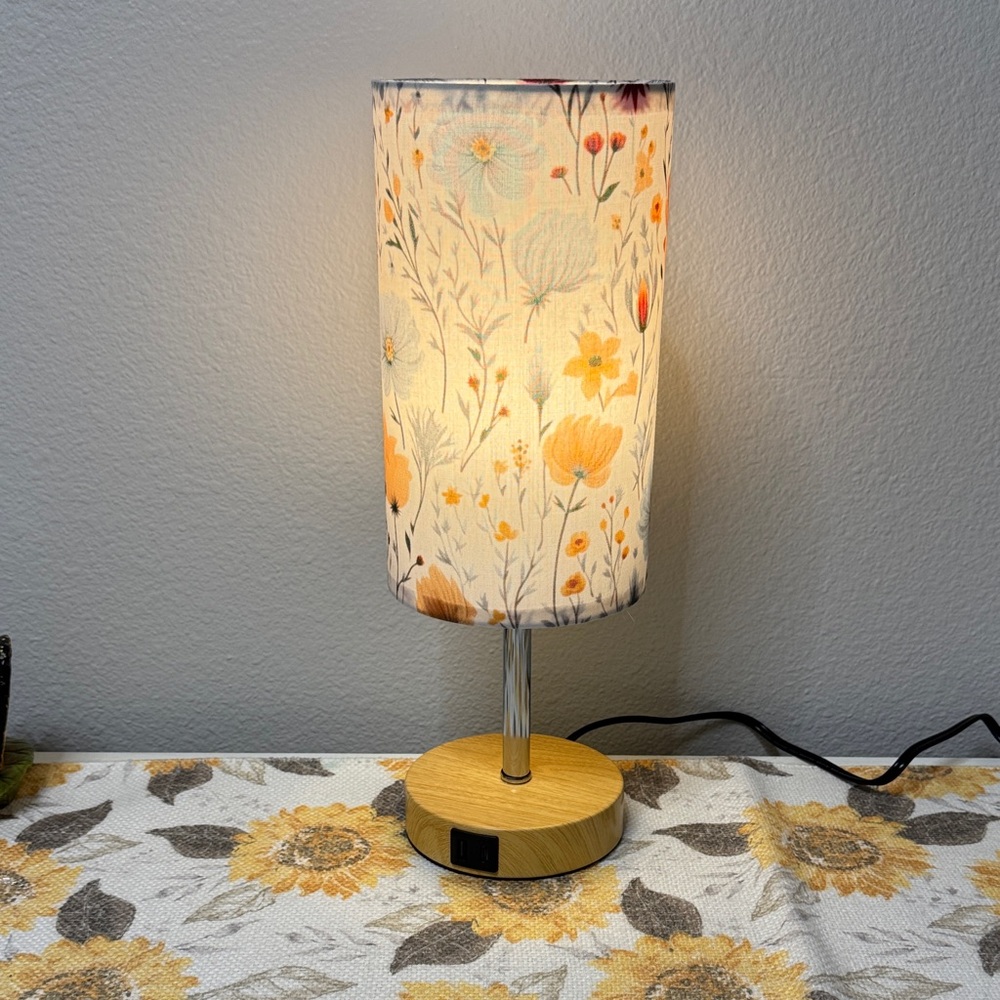 🌸 Floral Touch Table Lamp with USB & Type-C Charging - Picture 4 of 8